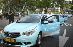 Samsung electric taxis to clean up Seoul City