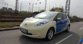  Nissan LEAF branches out as a taxi