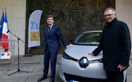 French Minister takes delivery of first ZOE