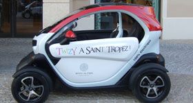 Twizy shows its summer chic on the French Riviera